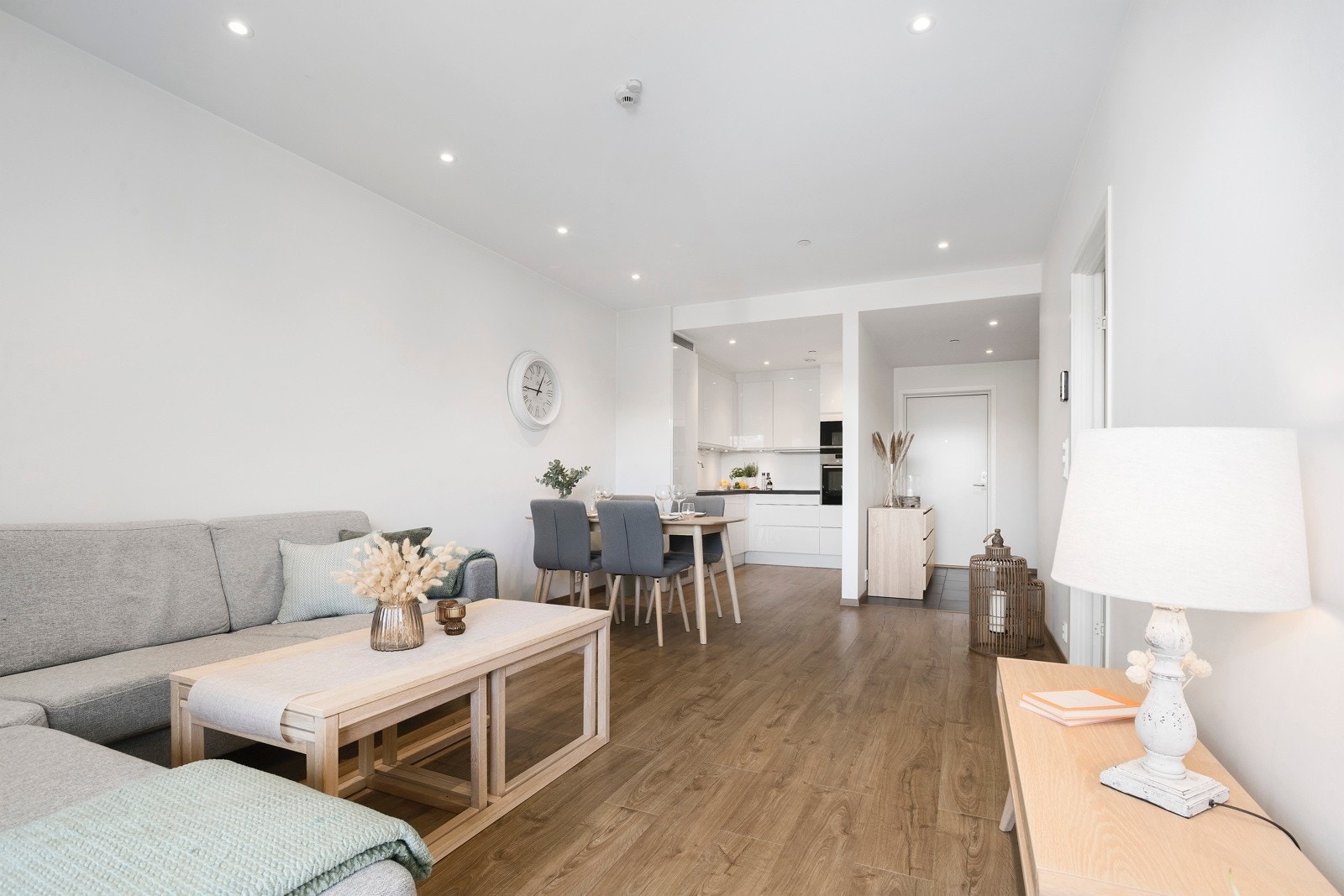 Her er det lyse overflater, god takhøgd og store vindauge. Legg merke til alle lyspunkta i himlinga. Galleribilde