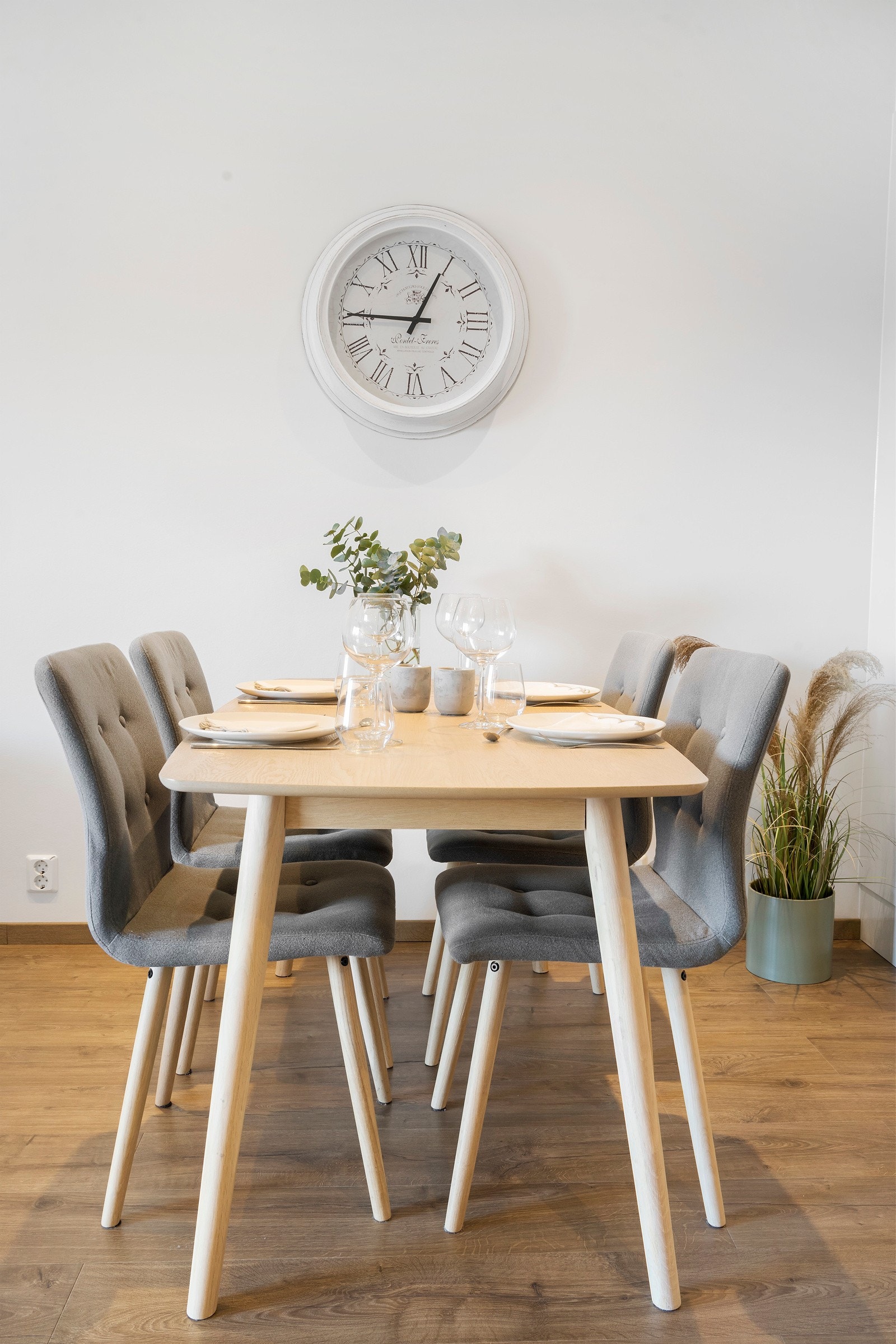 Det er fin plass til spisegruppe som fungerer fint som romdelar og samlingspunkt. Galleribilde