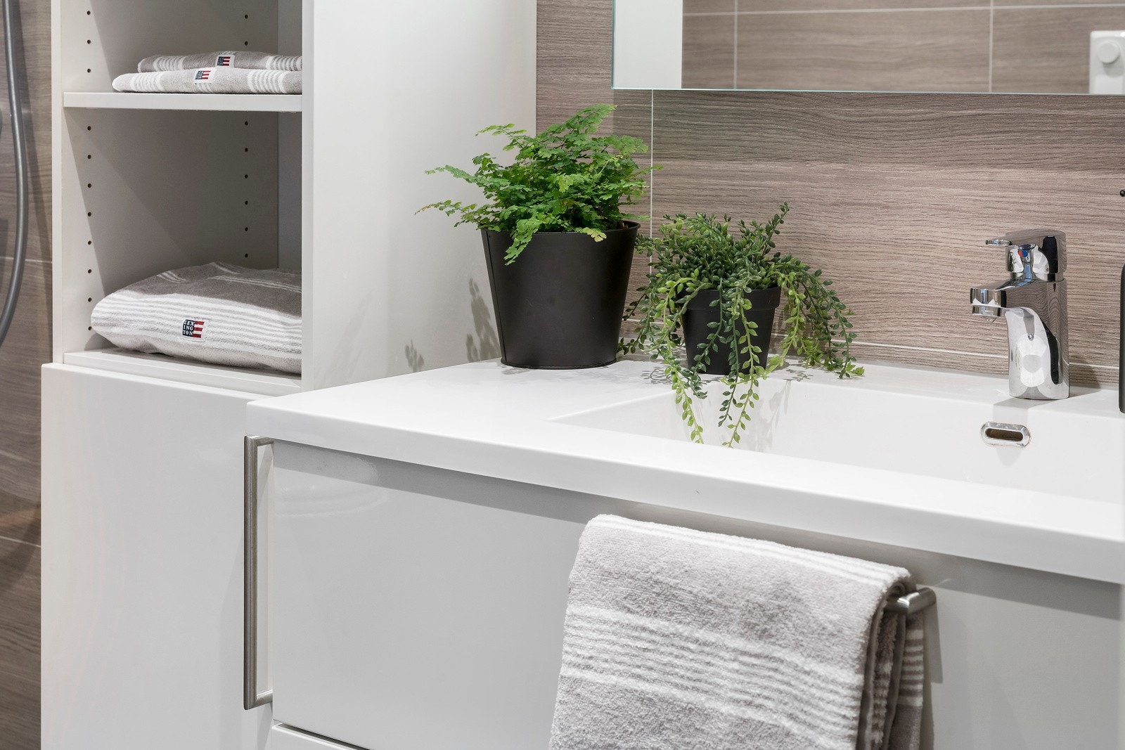 Det er god oppbevaringsplass i store skuffer og i høgskåpet. Spegel har integrert lys. Galleribilde