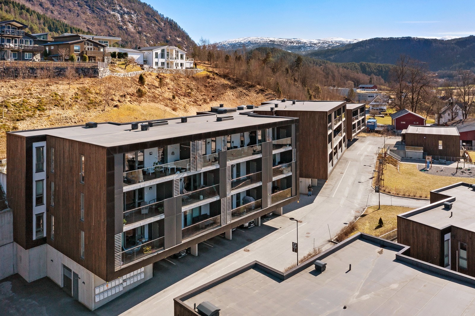 Sameiget har moderne fasadar med minimalistisk framtoning. Galleribilde