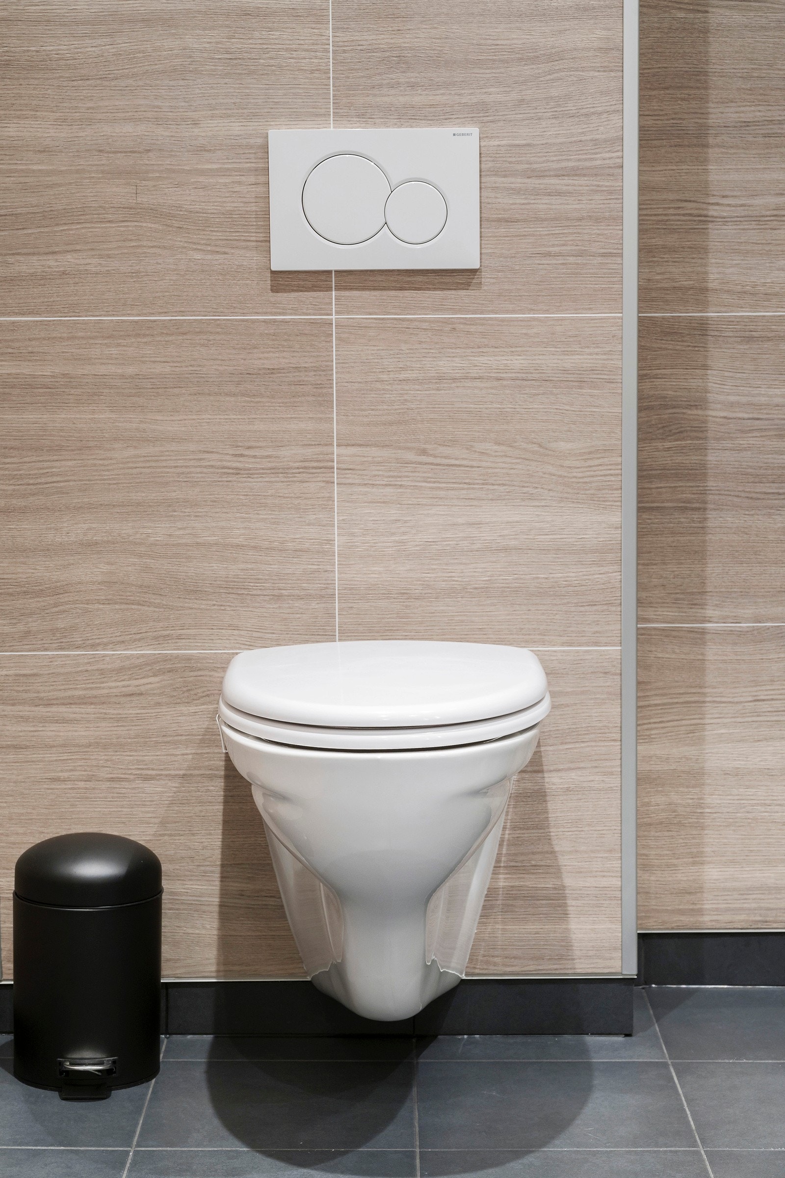 Badet er innreiia med vegghengd wc, stor dusj med rette- og innfellbare dører. Galleribilde