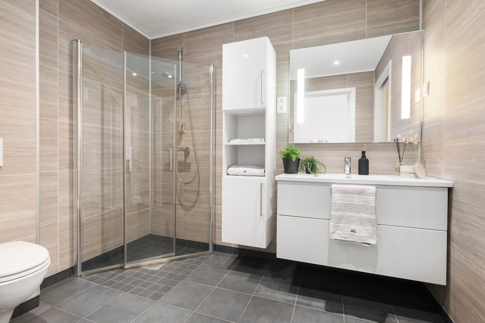 Her er det flislagd golv med vassboren varme og led-downlights i himlinga. Galleribilde