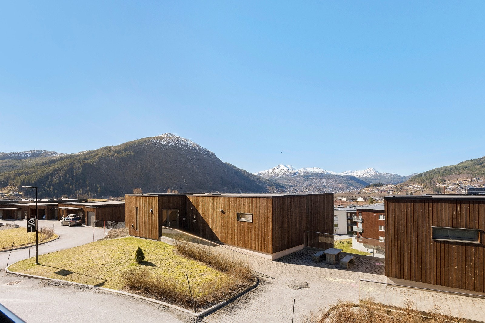 Her er det fine fellesområder og fin utsikt mot dalføret. Galleribilde