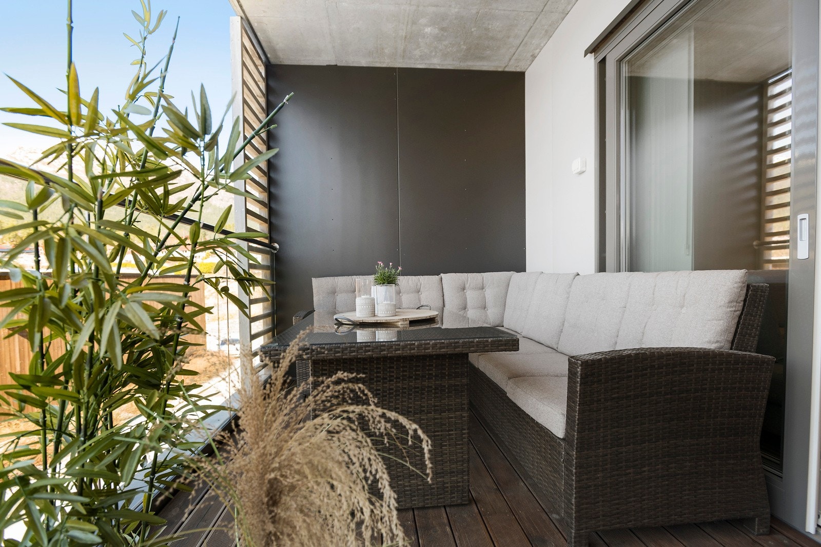 Her er det flott glasrekkverk, dekke av Møre royal og straumuttak til terrassevarmar etc. Galleribilde