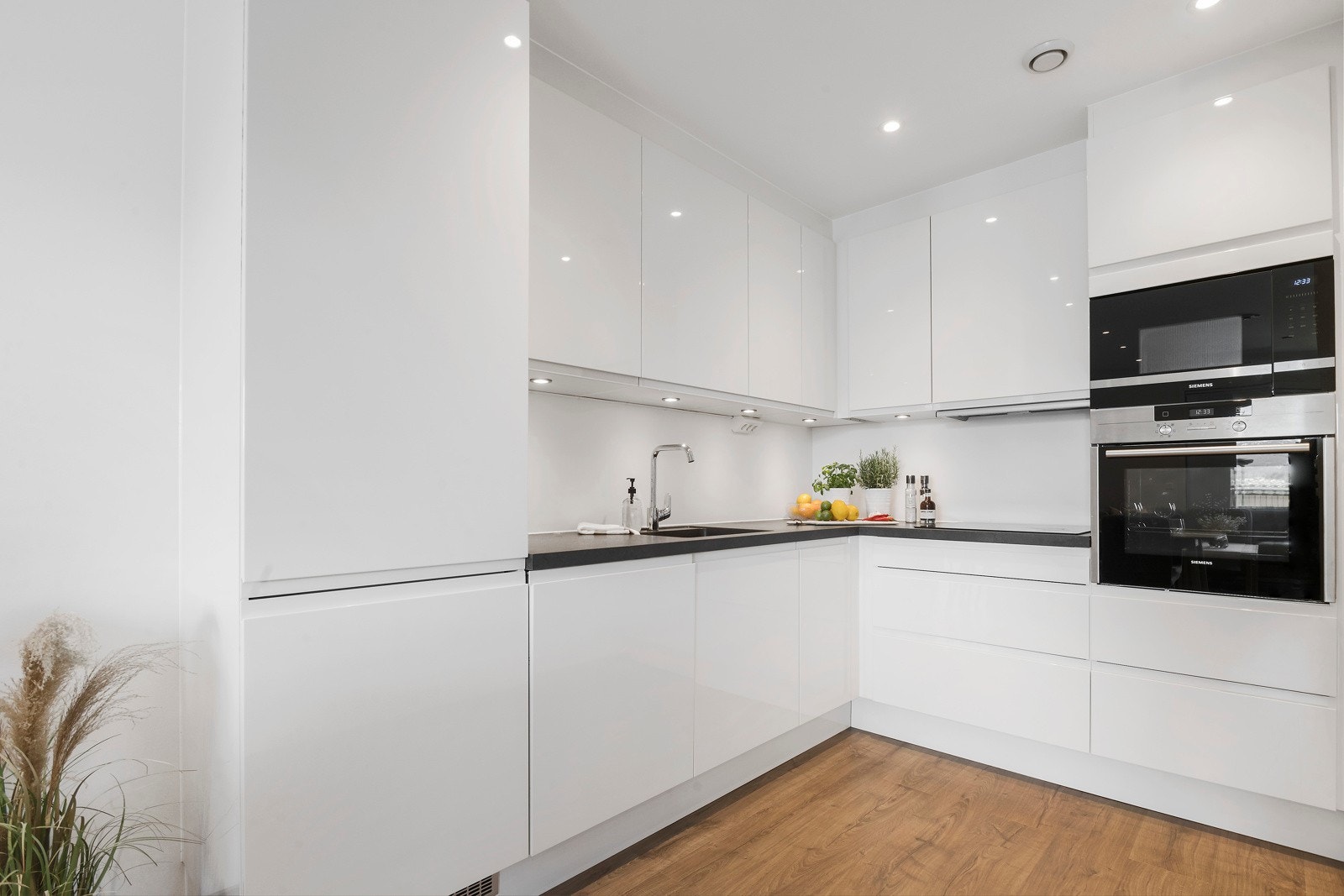 Kjøkkenet og stova utgjer saman eit fint opphaldsrom. I bakre del er det montert moderne kjøkken frå HTH. Galleribilde