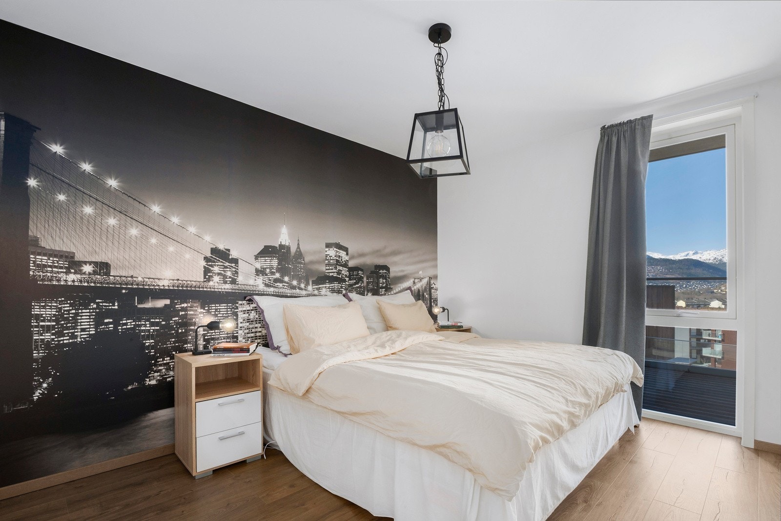 Soverommet er svært romsleg. Legg merke til det fine vindauge som går heilt i golvet. Galleribilde