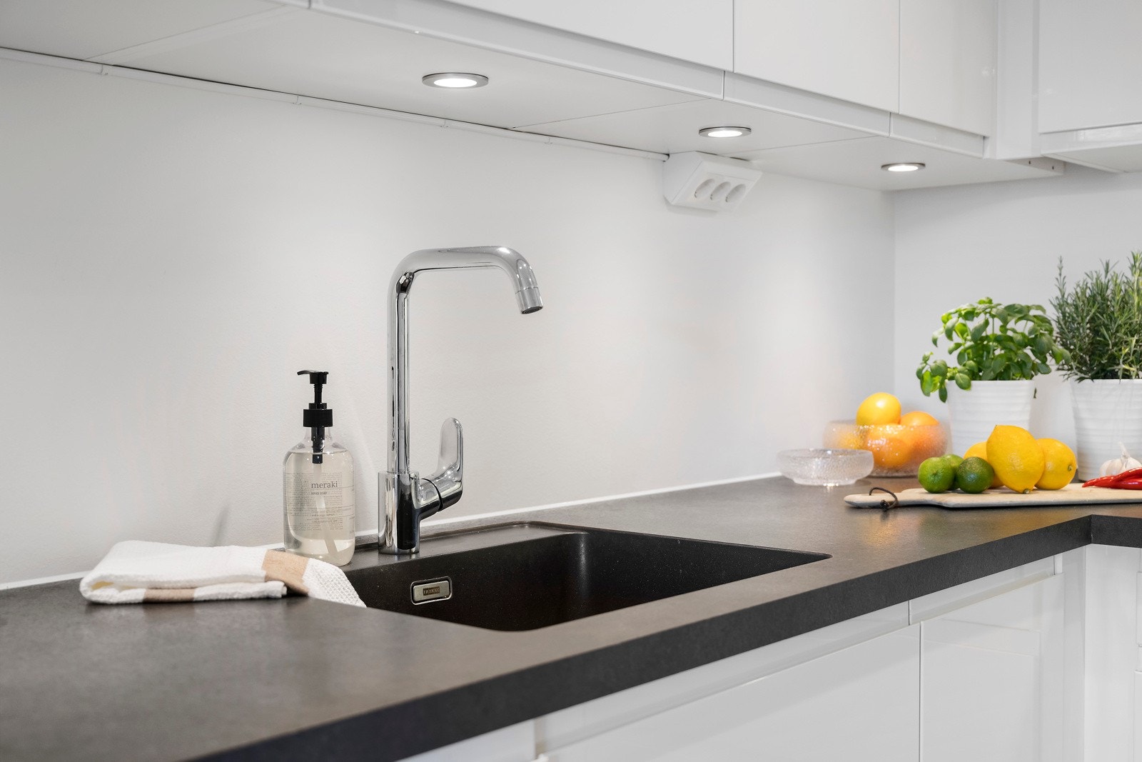 Leilegheita er godt utrusta. Kjøkkenet har underlimt vask og lyspunkt over benkeplata. Galleribilde