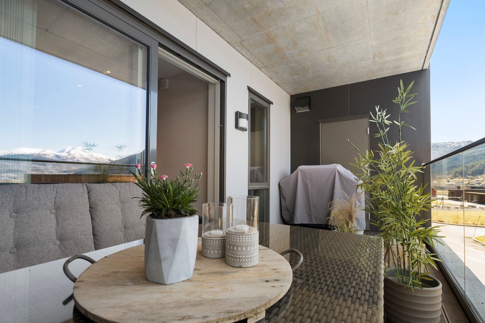 Terrassen har praktisk oppbevaringsbod i enden. Galleribilde