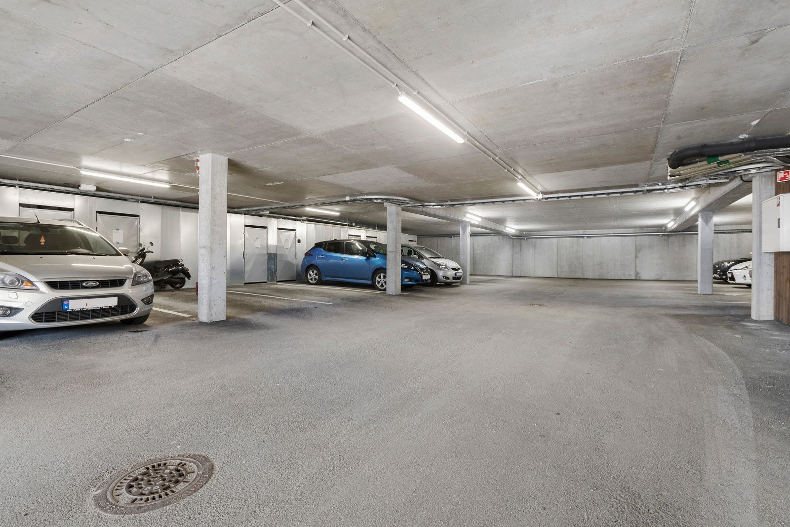 Leilegheita disponerer fast parkeringsplass og romsleg sporstbod i carporten i enden av gata. Galleribilde