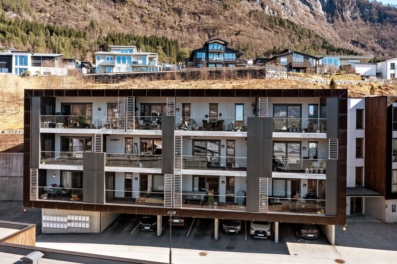 Leilegheita ligg fint plassert på enden, med kort avstand til inngangspartiet og heisen. Galleribilde