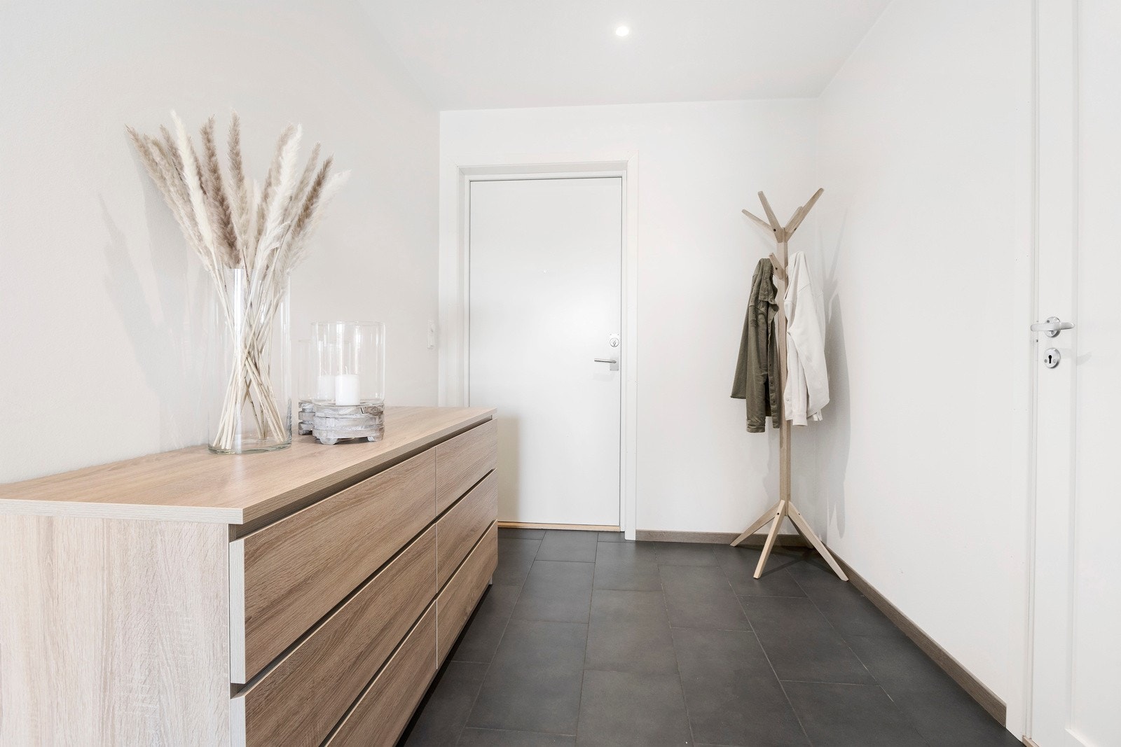 Her stig du inn til romsleg entrè med flislagd golv og god plass til ytterklede. Galleribilde