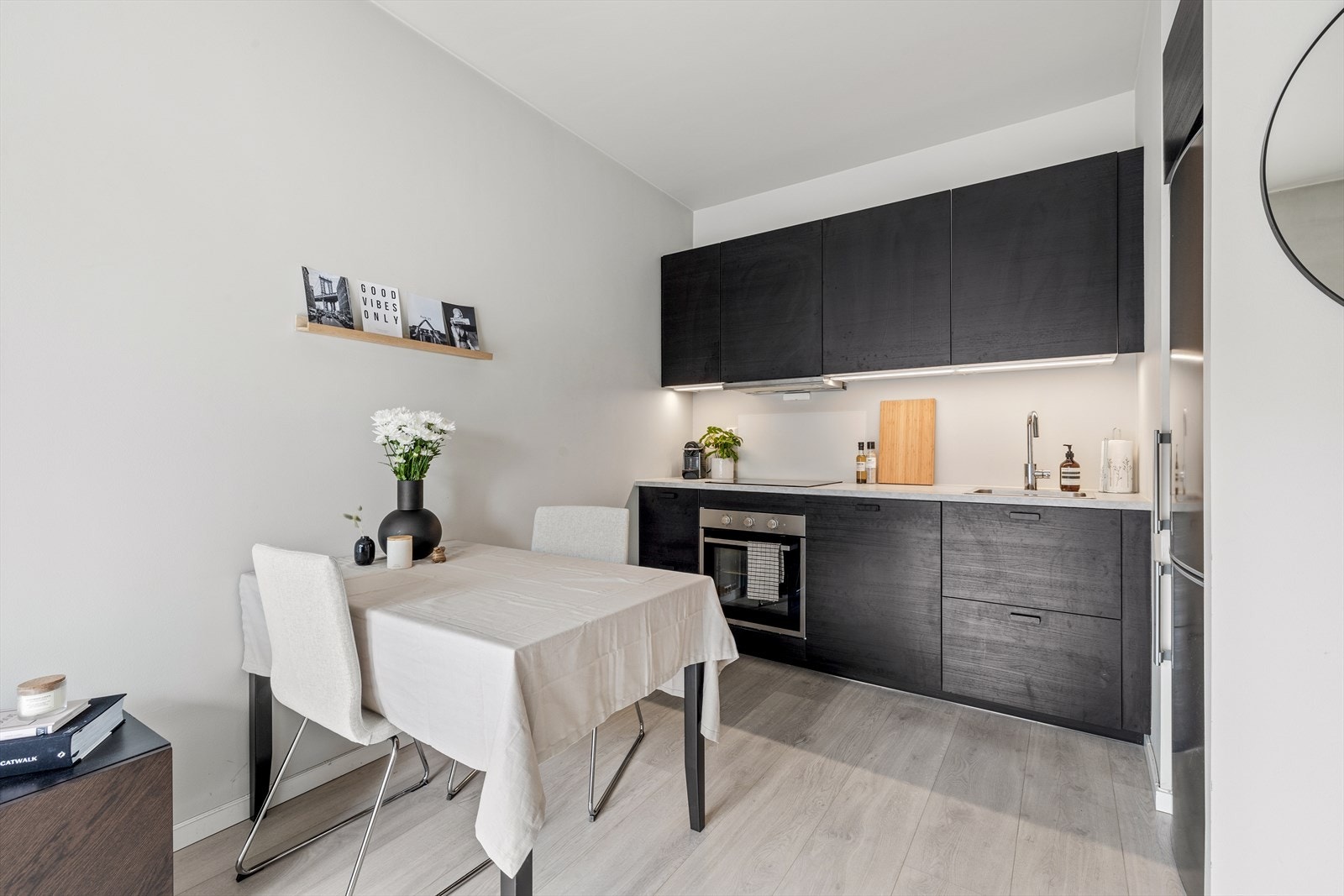 - Kjøkkeninnredning med glatte fronter. Laminat benkeplate med nedfelt vaskekum. Splashboard over benkeplaten - Galleribilde