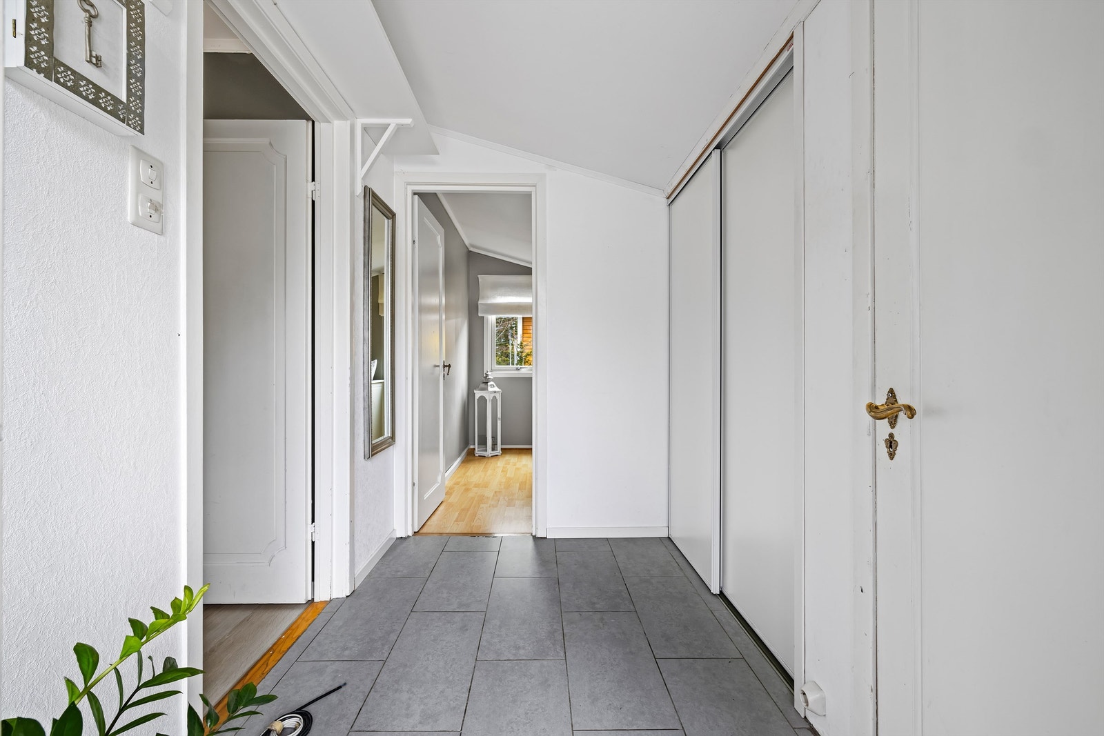 Med ca. 9 kvm. gulvflate og adkomst rett fra entreen fungerer det nye soverommet utmerket som ungdomsrom. Galleribilde