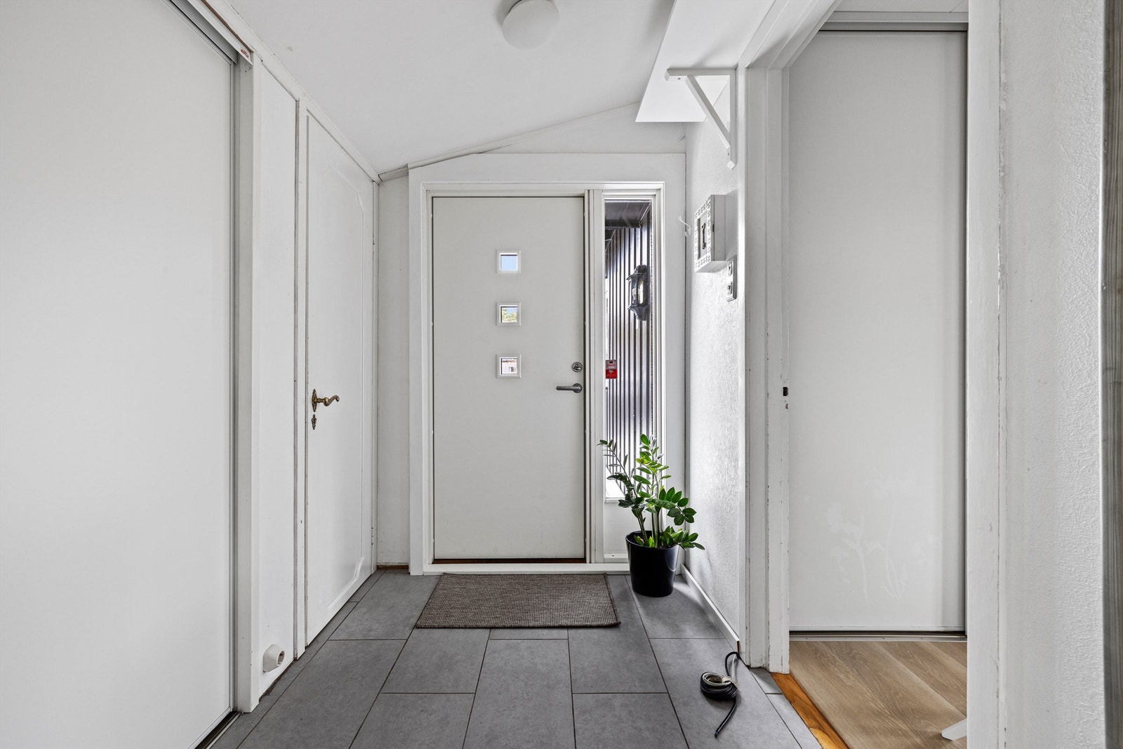 Skyvedørsgarderobe er montert både i entreen og i gangen rett innenfor. Galleribilde