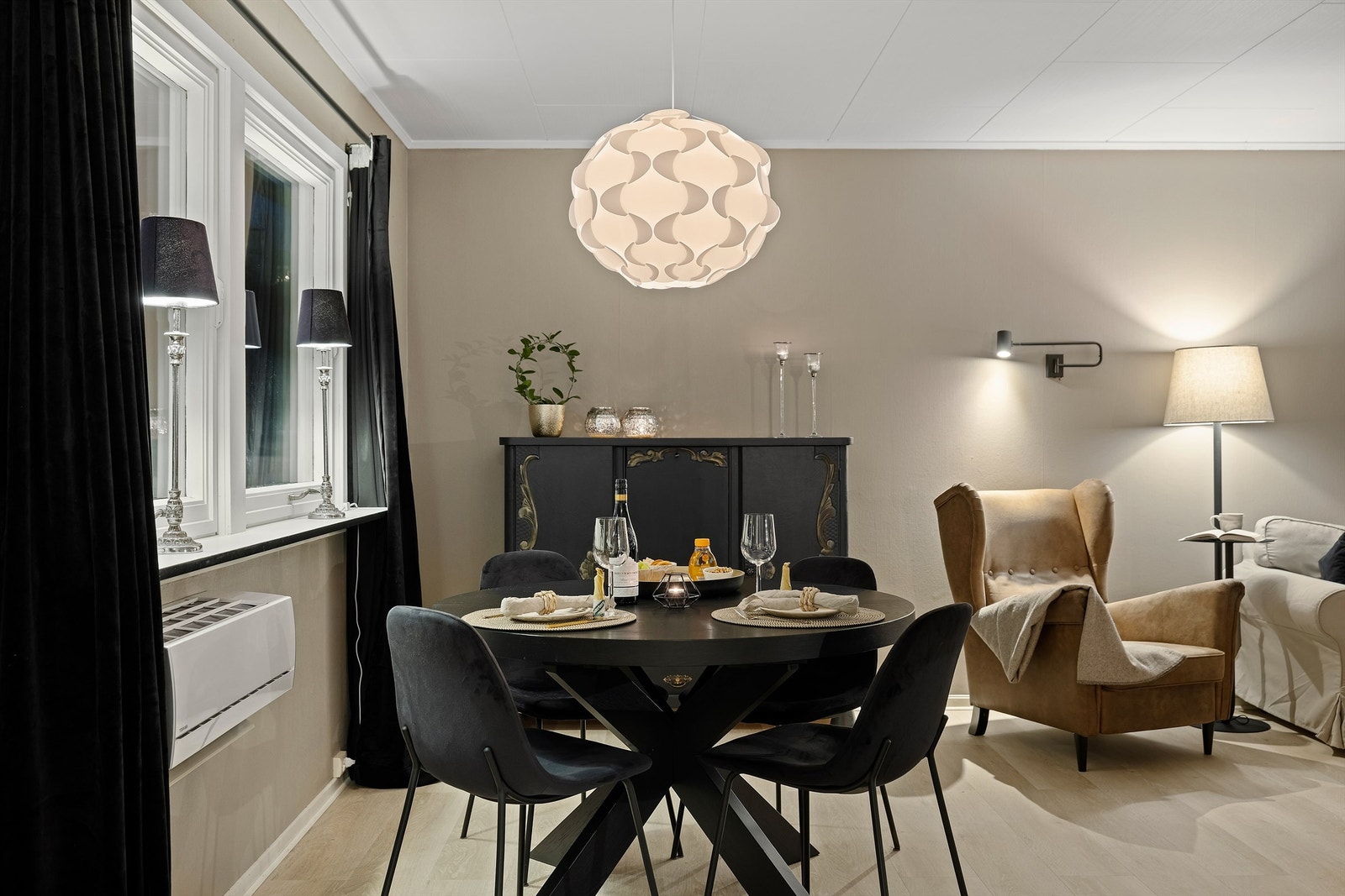 Stuen har både vedovn og luft-luft varmepumpe som ble installert rundt 2013. Galleribilde