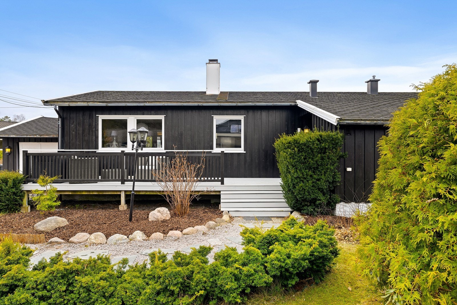 Gangvei utført med skifer og singel leder mellom inngangspartiet og gårdsplassen. Galleribilde