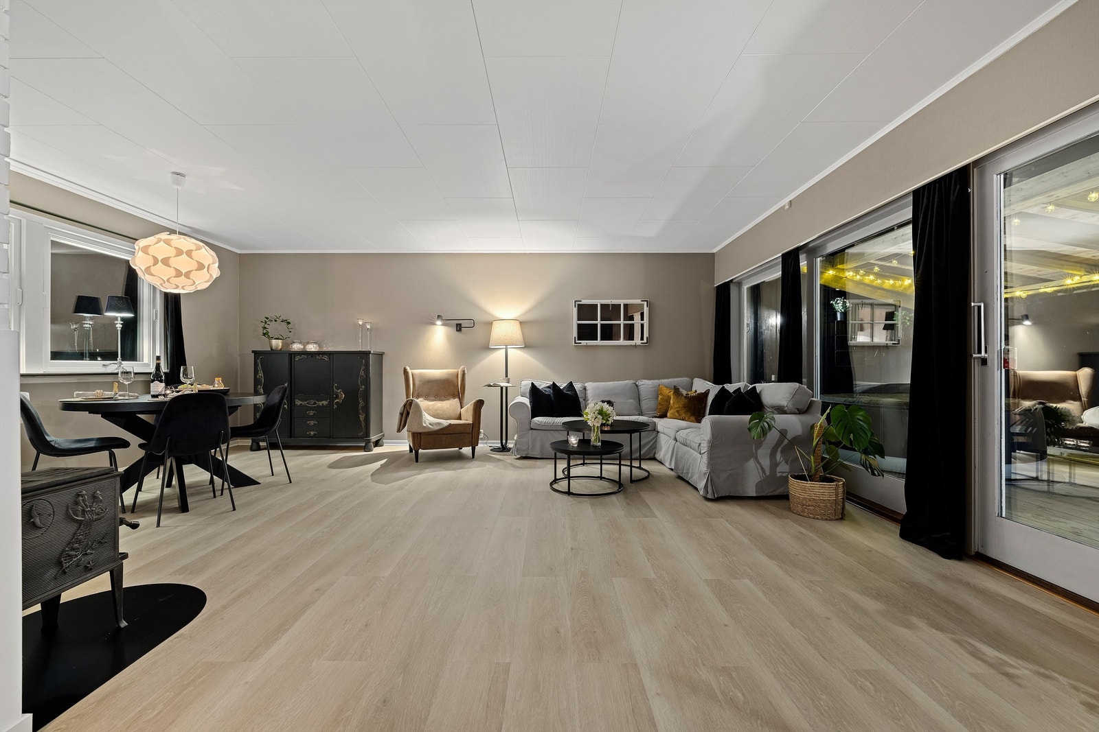 Nær samtlige rom ble pusset opp i 2022. Ny én-stavs laminat ble samtidig lagt i stuen, kjøkkenet og gangen. Galleribilde