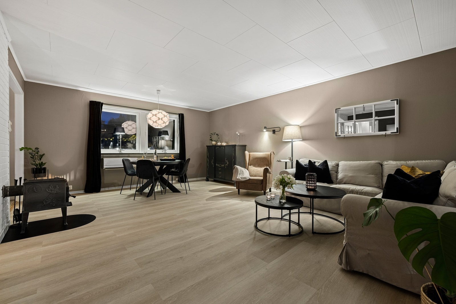 Stuen er i likhet med de fleste øvrige rom også malt. Galleribilde