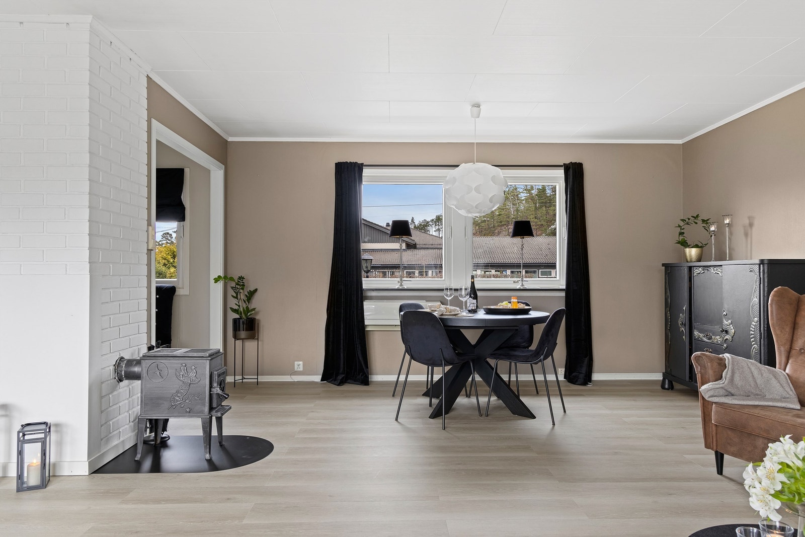 Vinduer på begge sider av stuen fremmer gode lysforhold dagen gjennom. Galleribilde