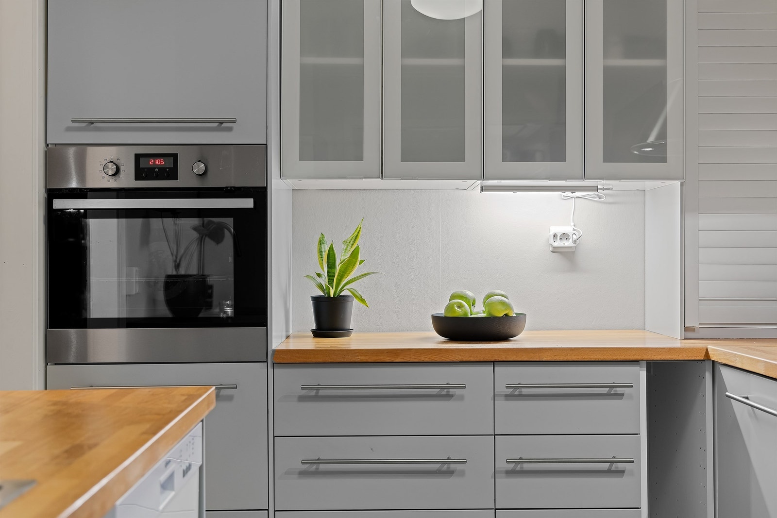 Kjøkkeninnredningen omfatter et større antall skap og skuffer med både stilren fremtoning og mange oppbevaringsmuligheter. Galleribilde