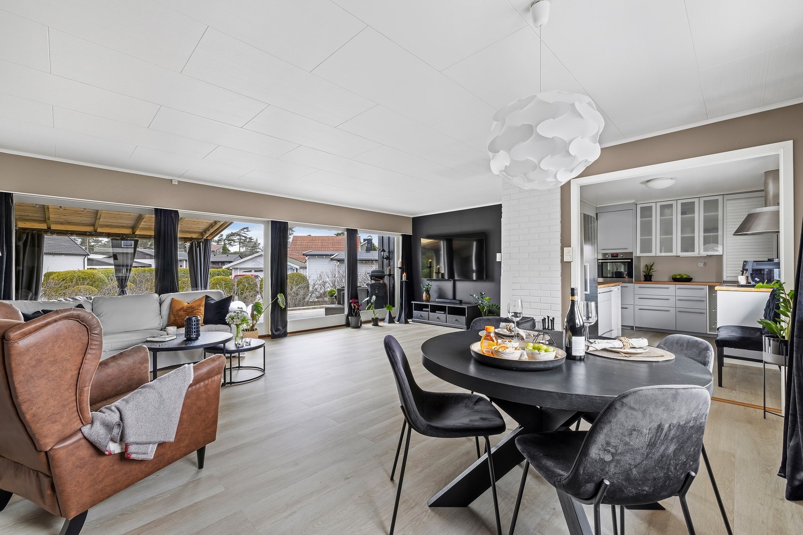 Stuens store åpne gulvflate er enkel å utnytte med sittegrupper og oppbevaringsmøbler. Galleribilde