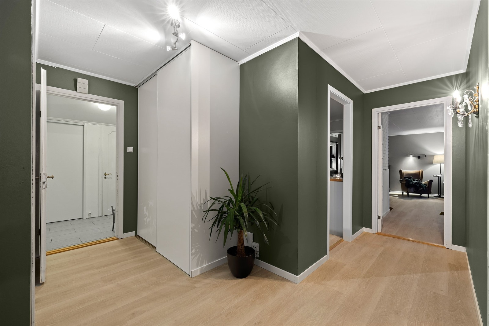 Kjøkkenet er også tilgjengelig fra gangen mellom soverommene. Galleribilde