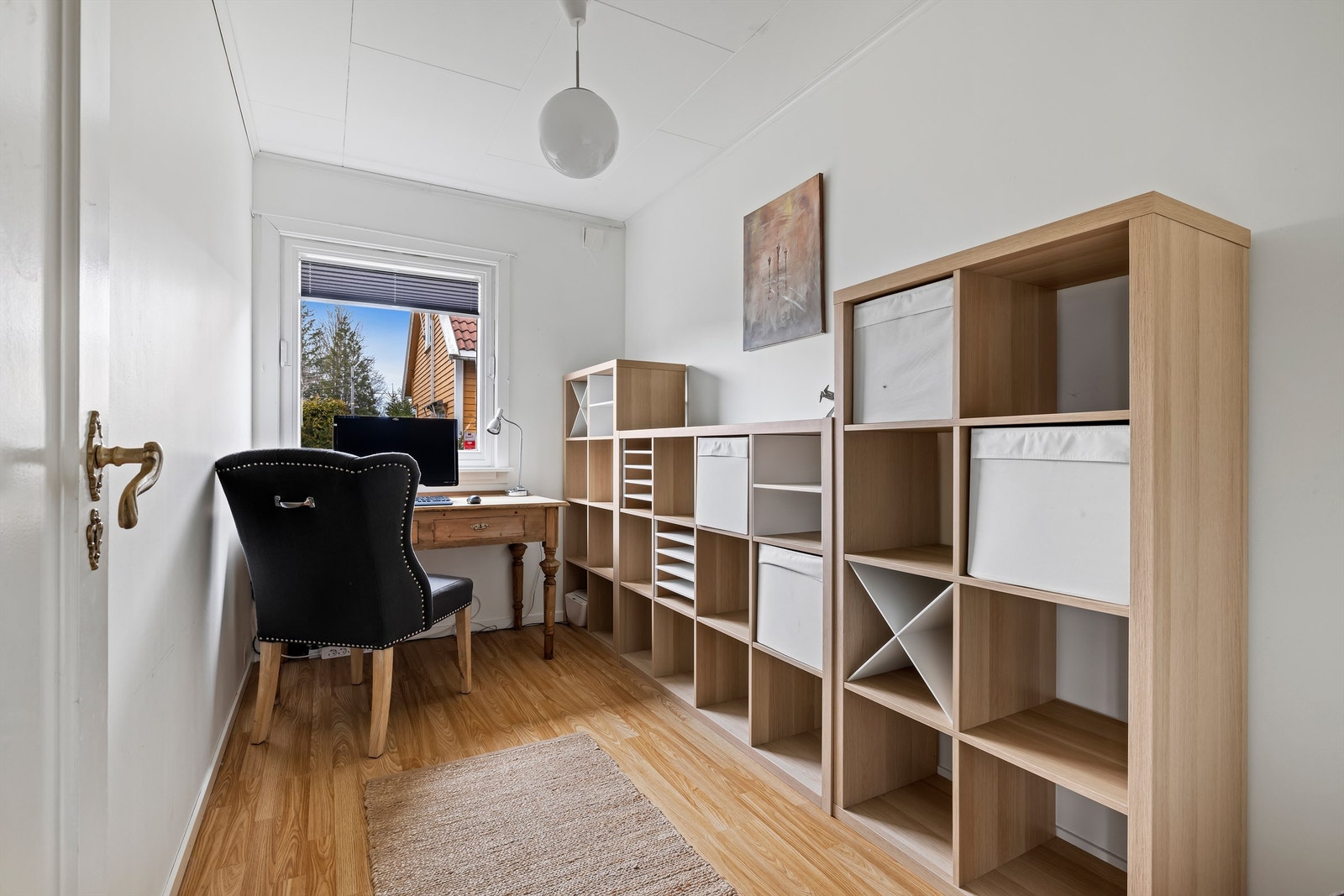 Dette soverommet benyttes i dag som hjemmekontor, men er med ca. 7 kvm. også et naturlig barnerom. Galleribilde