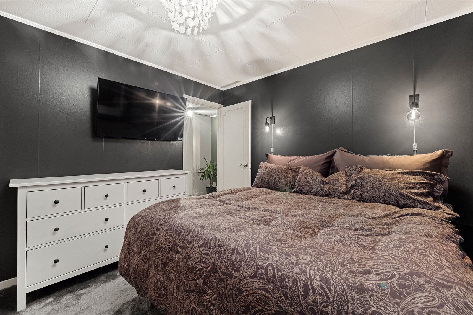 Alle soverom er malt, i hovedsoverommet er også heldekkende teppe lagt på gulvet. Galleribilde