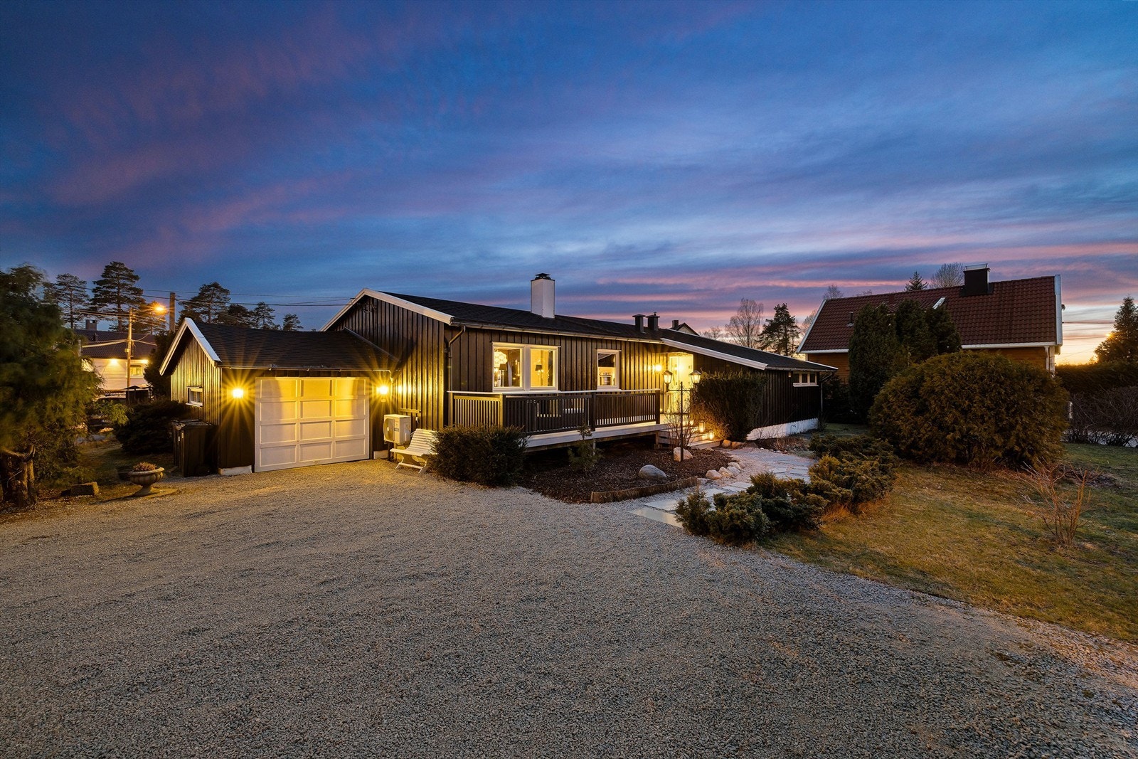 Utenom garasjen er det oppstillingsmulighet for flere biler på gårdsplassen. Galleribilde