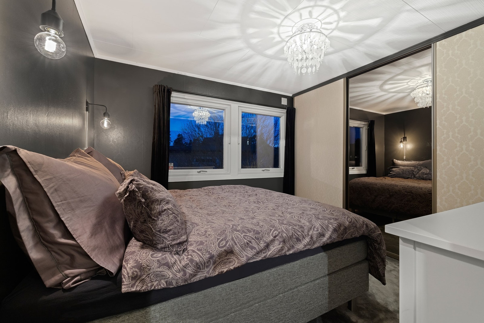 Stor skyvedørsgarderobe på over tre meter oppbevarer klærne lett tilgjengelig foran sengen i hovedsoverommet. Galleribilde