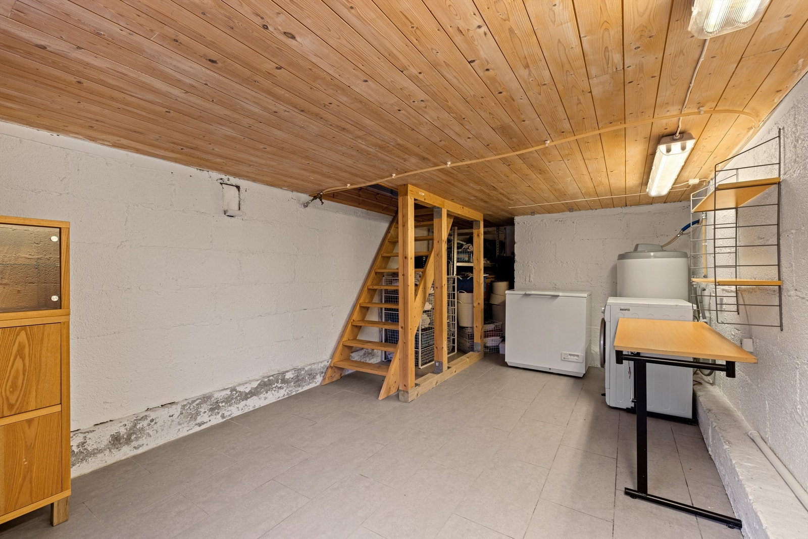 Rør-opplegg til vaskemaskin finnes i kjellerrom. Varmtvannsbereder er fra 2012 og rommer ca. 200 liter. Galleribilde