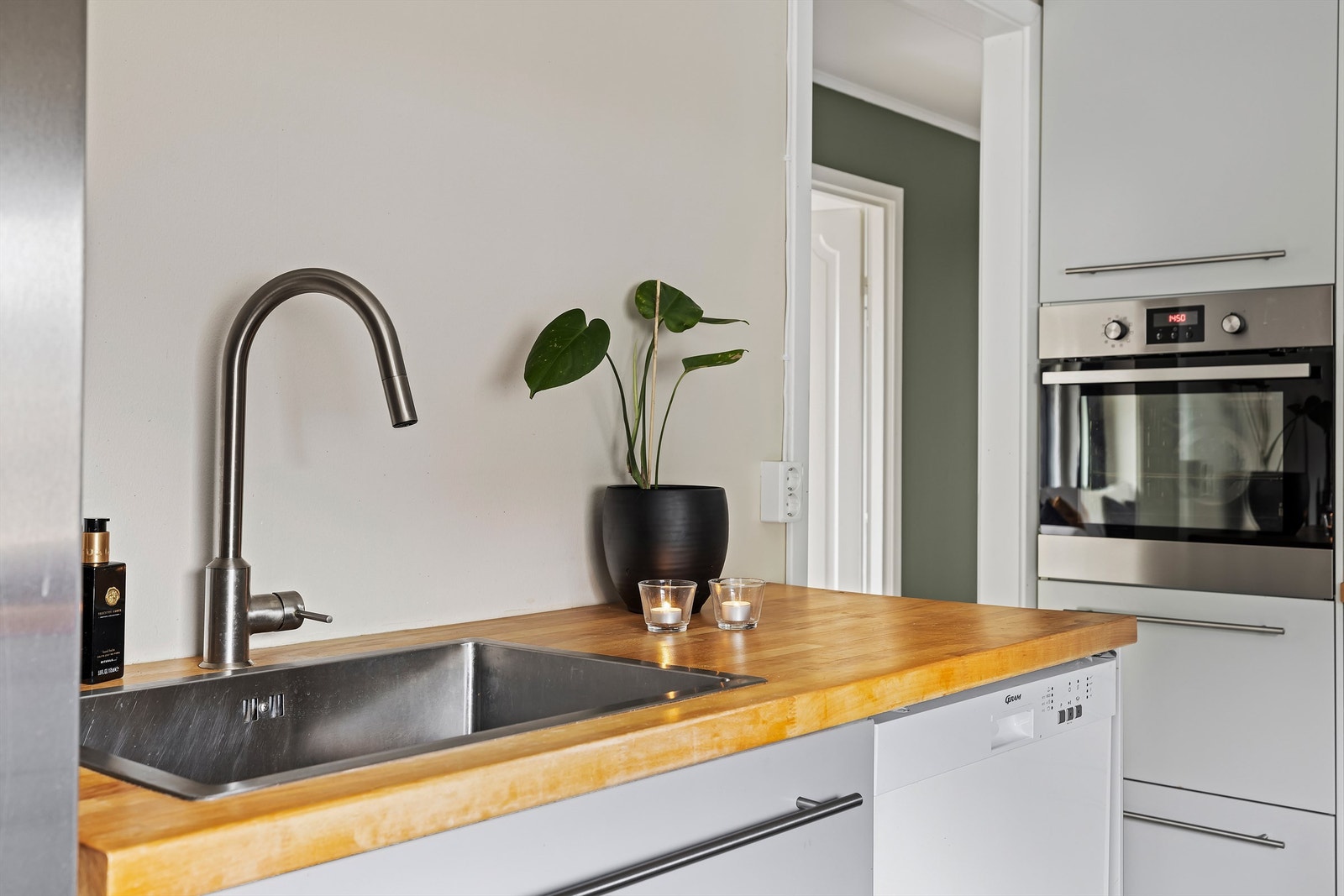 Benkeplatene er av heltre og tilbyr hendige arbeidsflater rundt vask og kokesone. Galleribilde