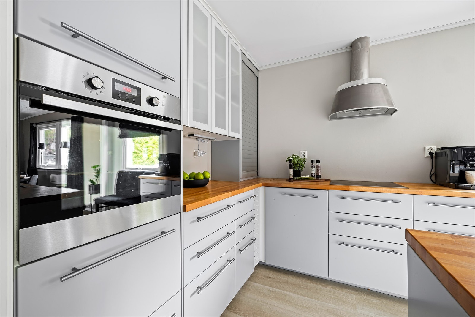 De fleste av kjøkkenets hvitevarer er integrert, stekeovnen i benkehøyde. Galleribilde