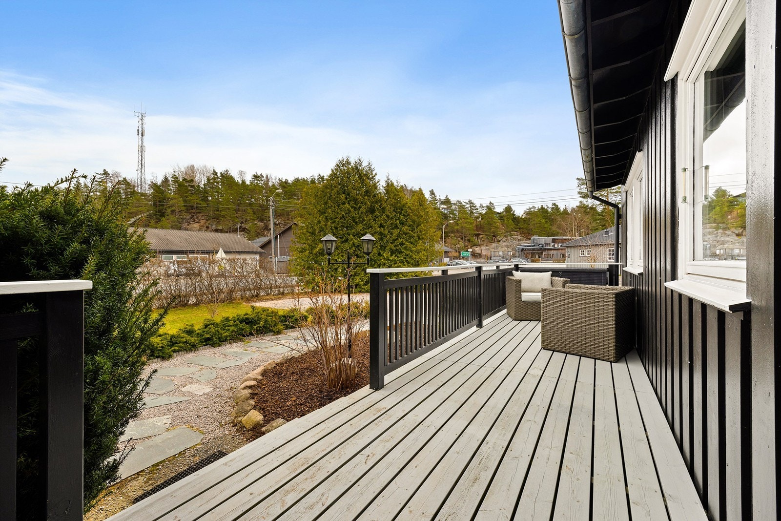 Sommerstid har inngangspartiets terrasse sol fra tidlig formiddag. Galleribilde