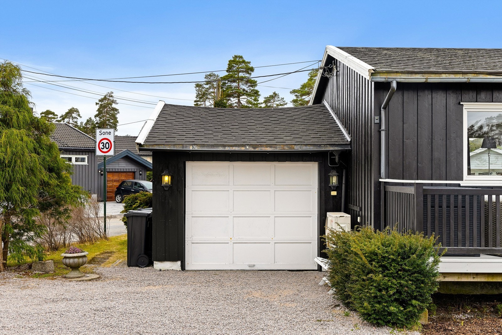 Garasjen inneholder lader til EL-bil og bod på ca. 7 kvm. som også er tilgjengelig fra hagen på motsatt side. Galleribilde