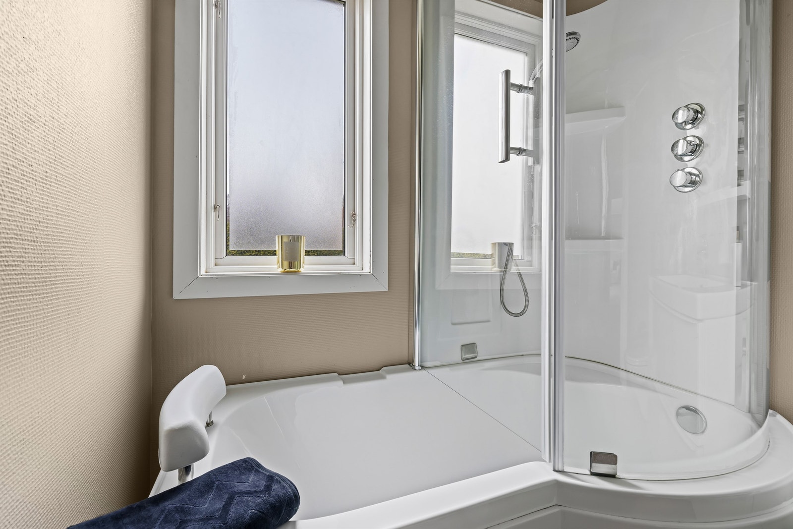 Badekar med fullskjermet dusj gir både valgfrihet og maksimalt utbytte av badets areal. Galleribilde