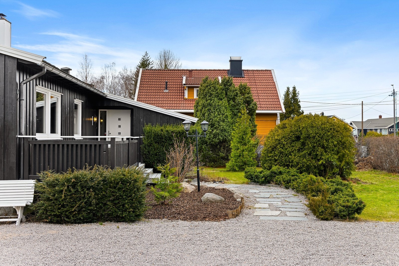 Vintergrønn beplantning pryder utearealene året gjennom. Galleribilde