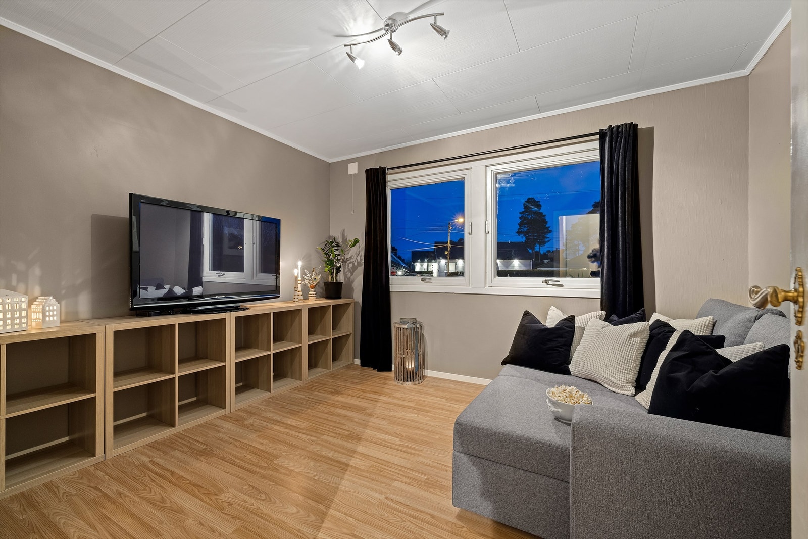 Dette er i likhet med hovedsoverommet på ca. 12 kvm. og kan alternativt fylle rollen som TV-stue. Galleribilde