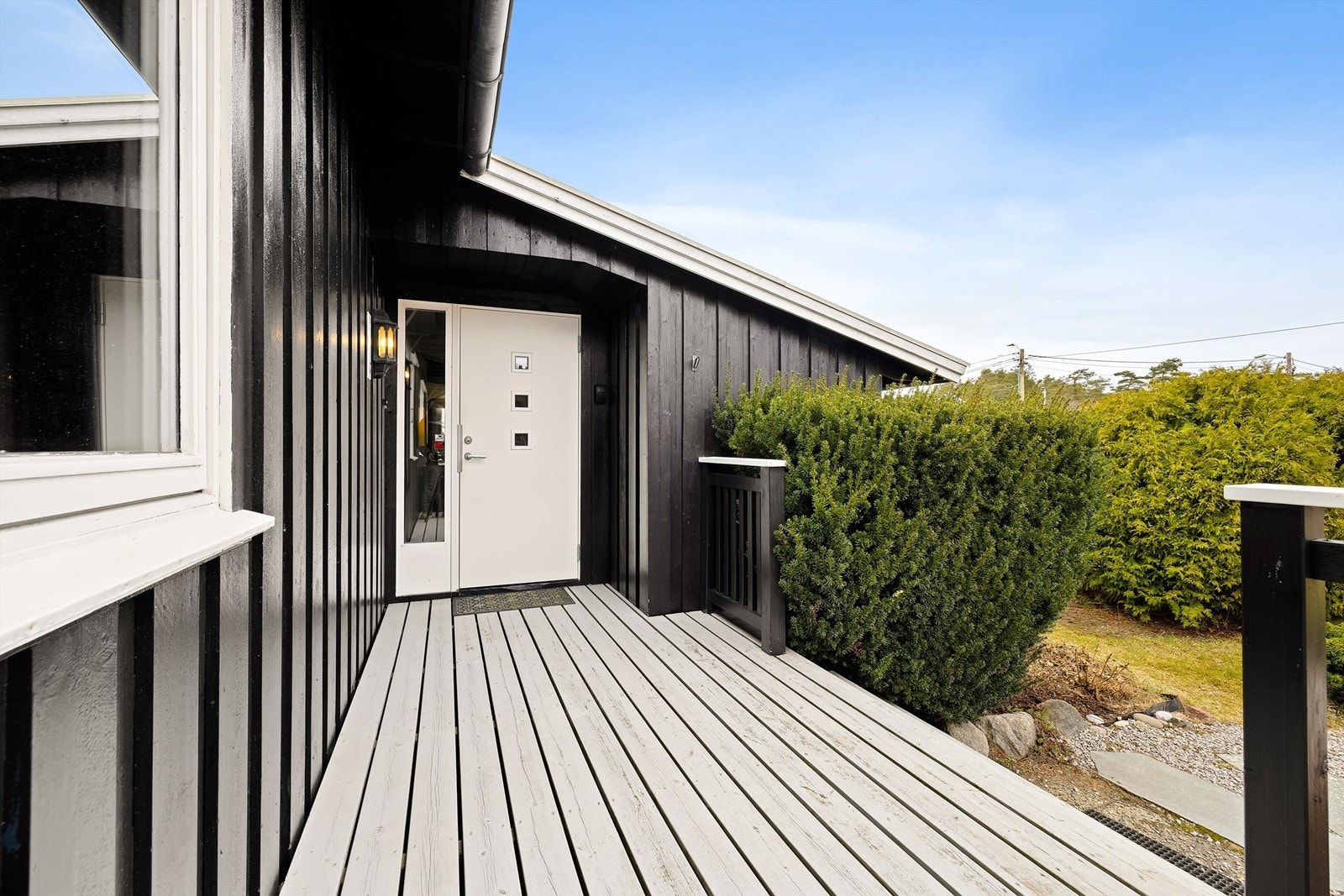 Inngangspartiet er inntrukket - godt skjermet mot vær og vind. Galleribilde