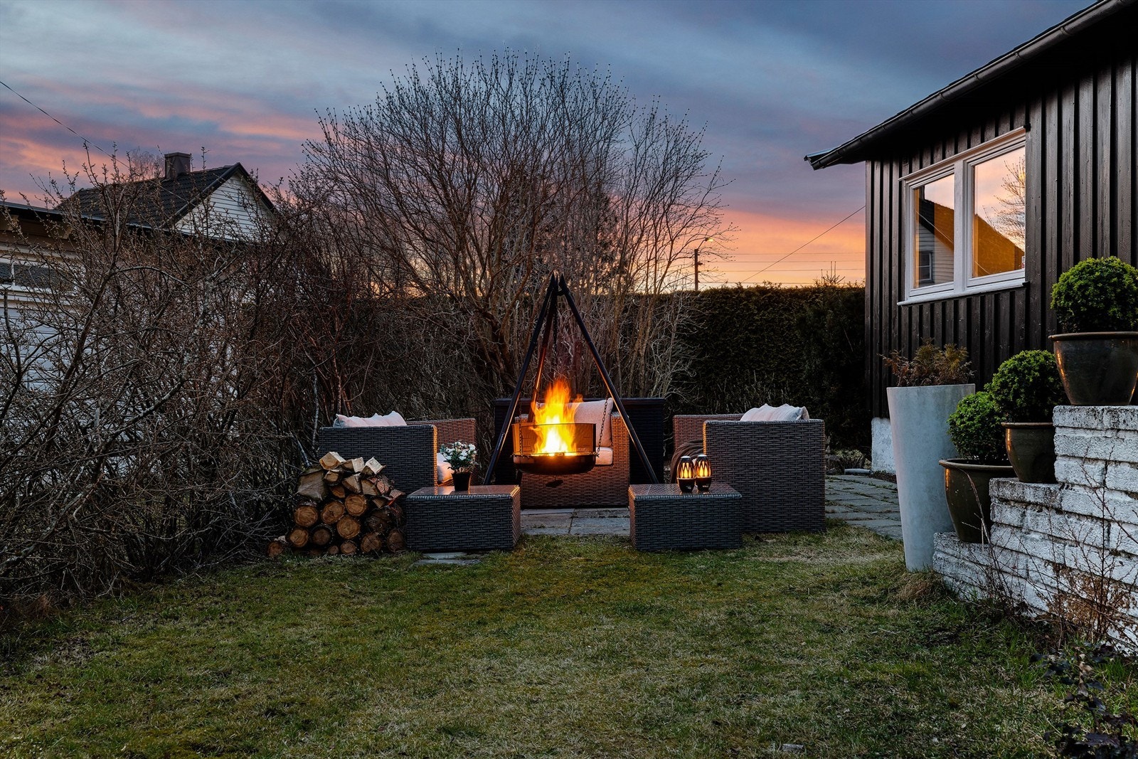 Hellebelagt uteplass er ypperlig for bålpanne og legger til rette for aktiv bruk av hagen året gjennom. Galleribilde