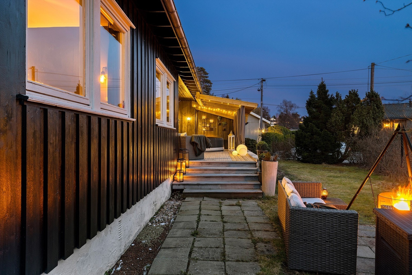 Terrassen er orientert i vestlig retning og i sommermånedene solfylt frem til sen kveld. Galleribilde