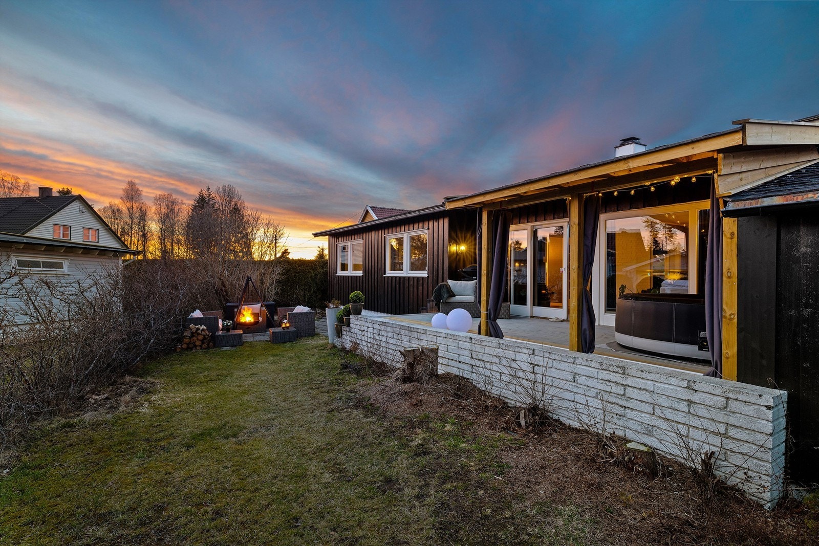 Hekk rundt hagen fylles med grønne blader og skaper naturlig skjerming i årets varmere måneder. Galleribilde