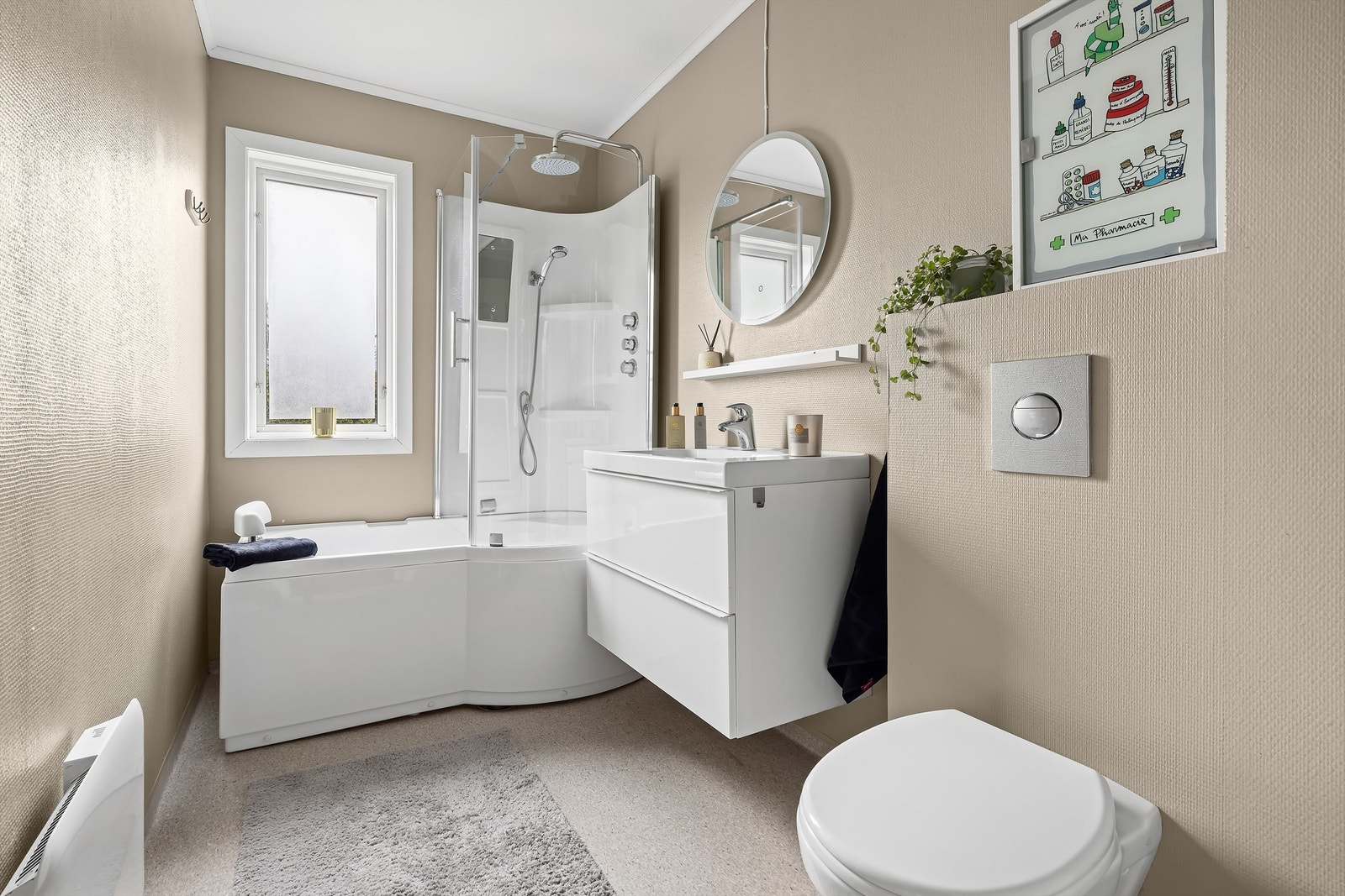 Badet ble i 2022 både malt og oppgradert med nytt badekar, med dusjmulighet. Nytt gulvbelegg ble lagt i 2013. Galleribilde