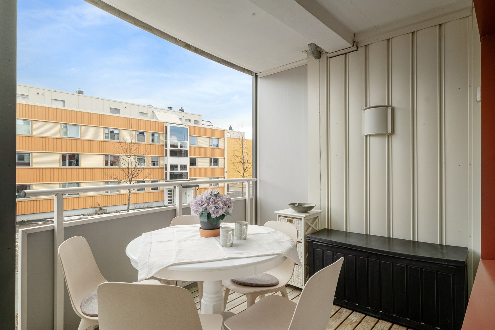 Romslig balkong på ca. 8 m² med plass til sittegruppe. Galleribilde