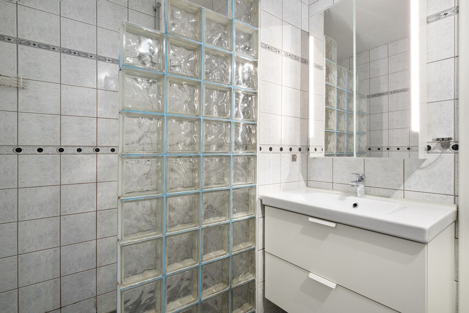 Arealeffektivt bad på ca. 5 m² med varmekabler i gulvet. Galleribilde