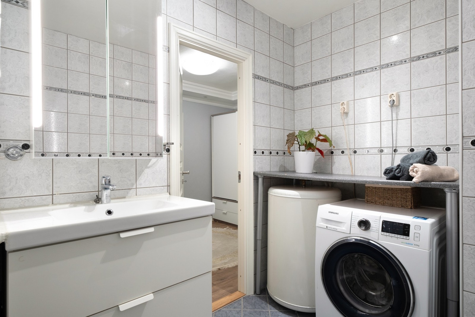 Det er også utstyrt med opplegg for vaskemaskin og varmtvannstank. Galleribilde