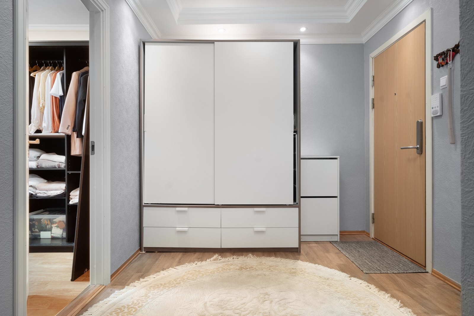 Romslig og innbydende entré med mulighet for å henge fra seg yttertøy og sko. Galleribilde
