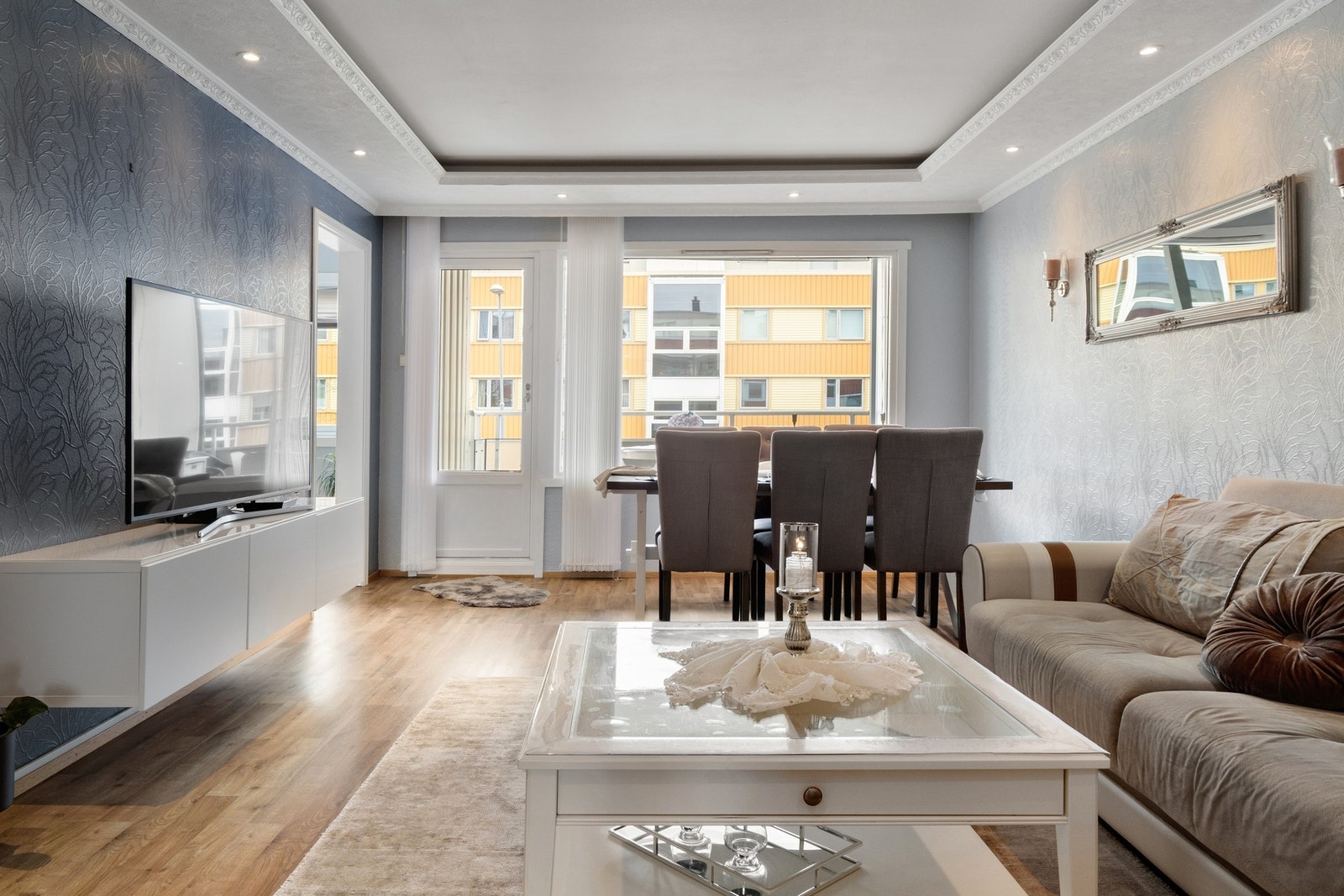 Store vindusflater gir rikelig med naturlig lys. Galleribilde