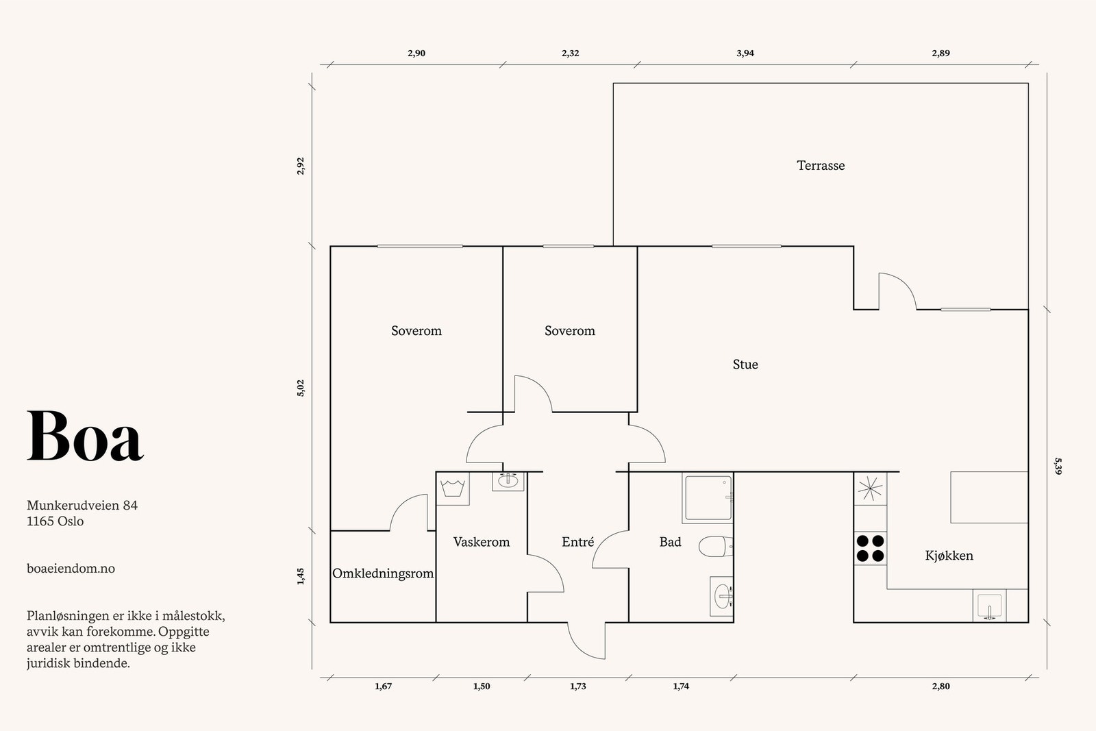 U. etasje: Entré/gang, vaskerom, bad, to soverom, omkledningsrom og stue/kjøkken. Terrasse. Garasjeplass m/ladepunkt for el-bil medfølger. Leiligheten disponerer i tillegg en bod på ca. 5,6kvm. Galleribilde