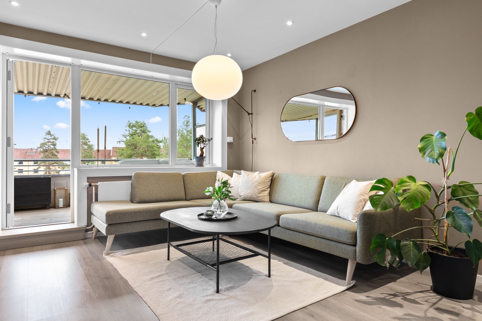 Stuen oppleves som romslig og innbydende, og byr på fin møbleringsfrihet. Galleribilde